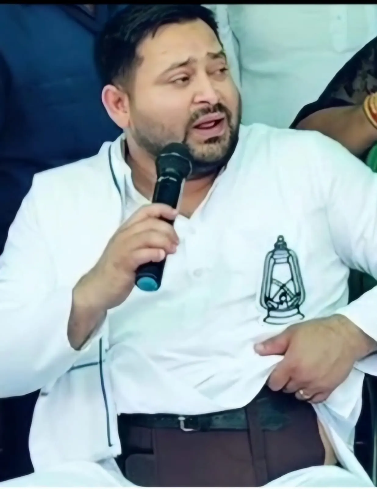 दरभंगा में तेजस्वी यादव ने भरी हुंकार, कहा- मुझे नहीं पीएम मोदी को है बेड रेस्ट की जरूरत
