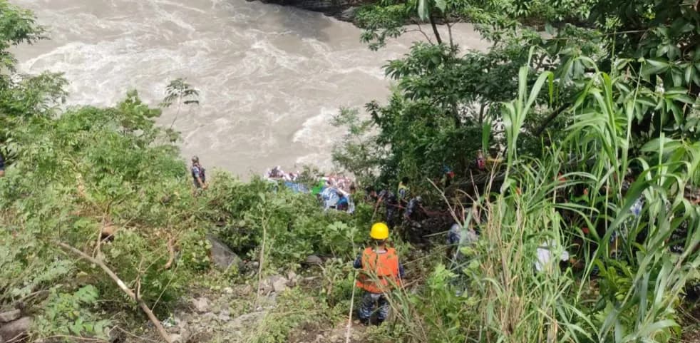 नेपाल बस हादसे में 41 की मौत, वायुसेना के विमान से आज महाराष्ट्र लाए जाएंगे 24 भारतीयों के शव
