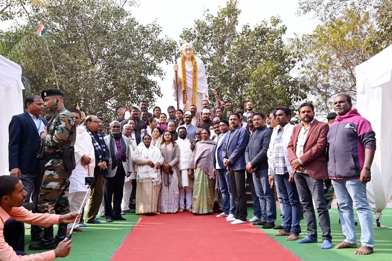 सीएम हेमंत सोरेन पहुंचे बापू वाटिका , महात्मा गांधी को किया नमन,कहा-हम आ गए है, इसमें क्या तकलीफ है