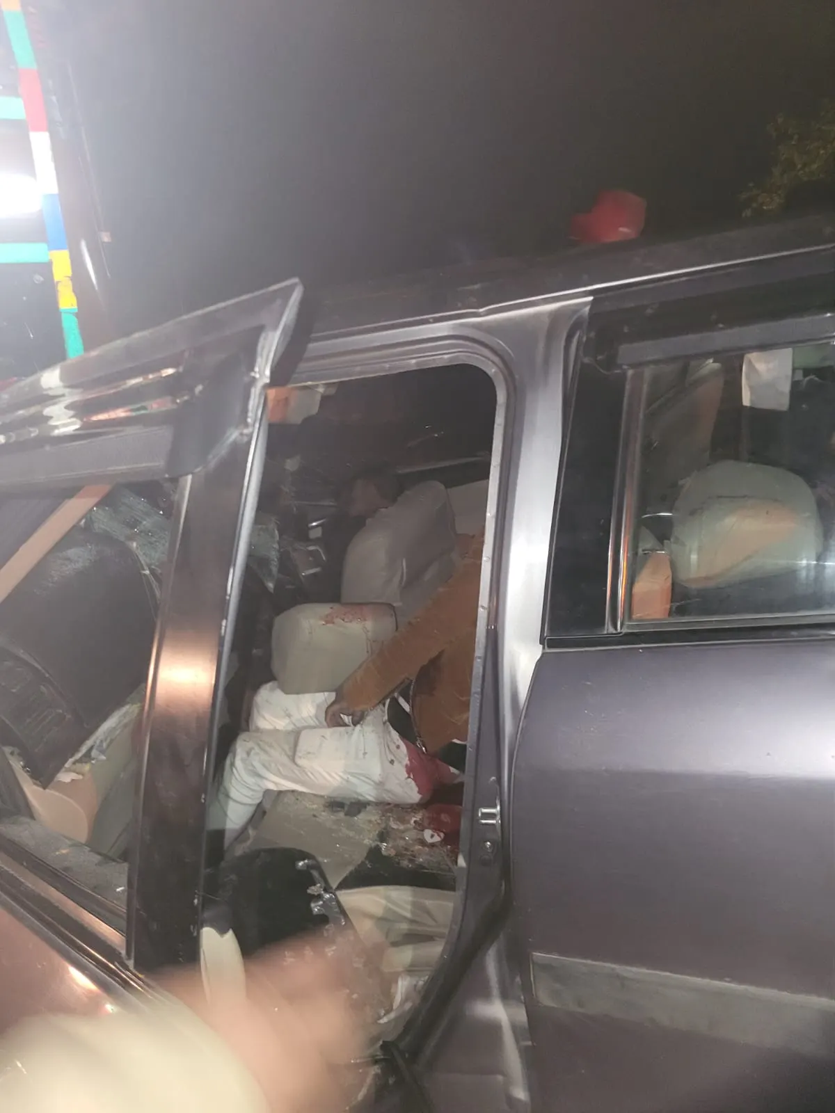 शाहजहांपुर : ट्रक ने कार में मारी टक्कर, चार बरातियों की मौत