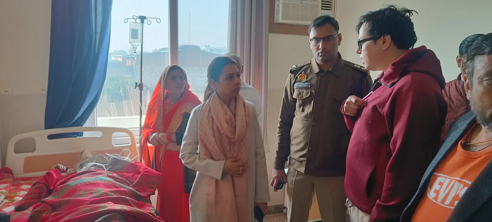 उप्र के बड़ौत में निर्वाण महोत्सव का मंच गिरा, पांच की मौत, 60 घायल