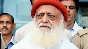 उम्रकैद की सजा काट रहे आसाराम जमानत मिलने पर 10 साल के बाद अहमदाबाद आश्रम पहुंचे