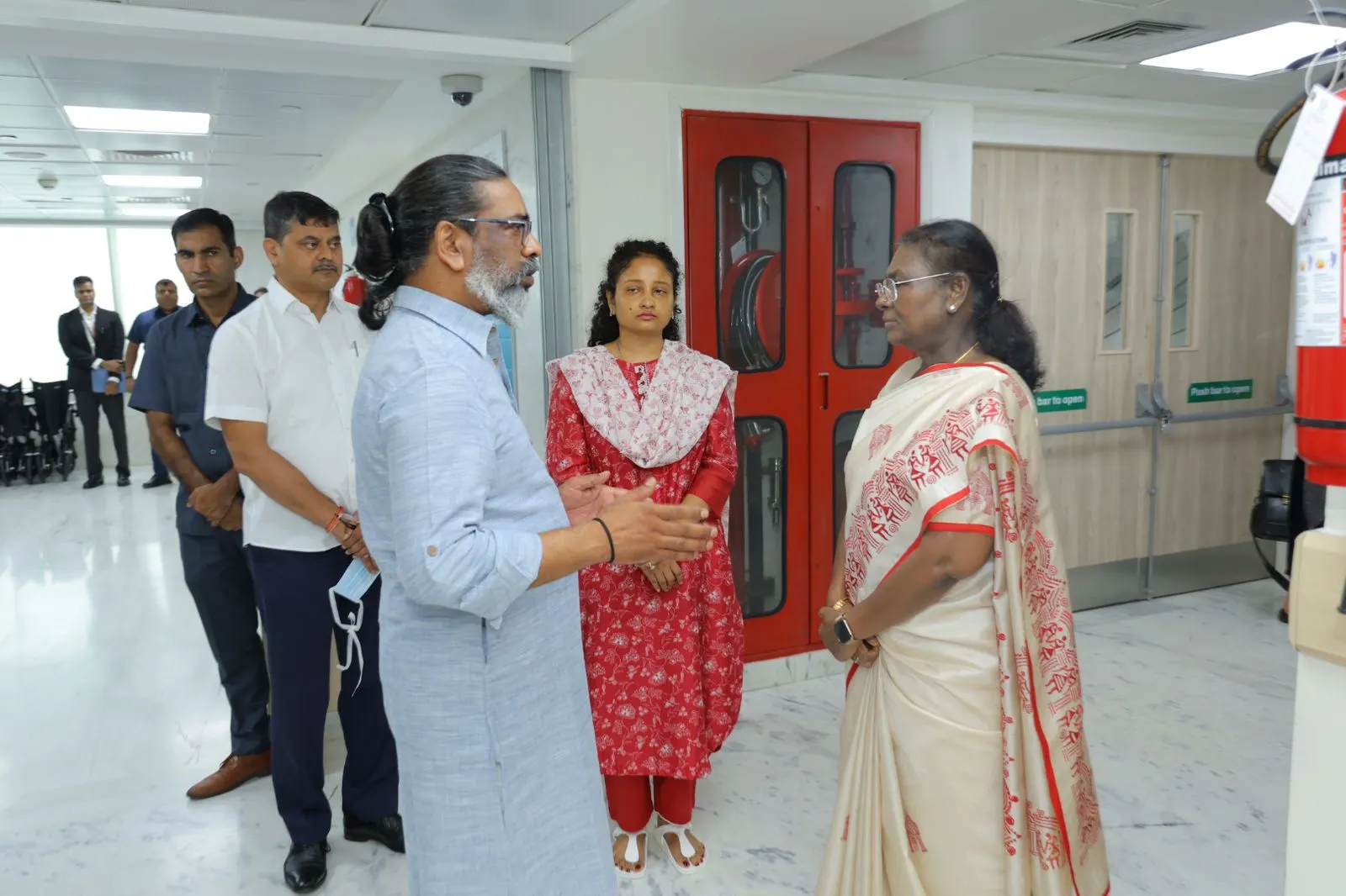 राष्ट्रपति पहुंचीं गंगाराम अस्पताल, इलाजरत शिबू सोरेन का जाना कुशलक्षेम