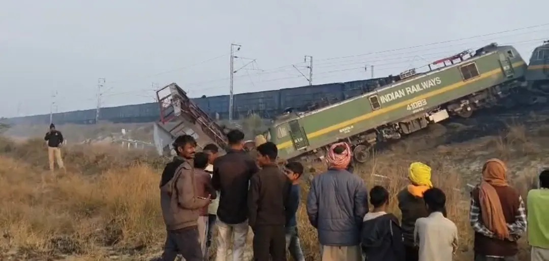 उत्तर प्रदेश के फतेहपुर में दो मालगाड़ियों की टक्कर, डिब्बे पटरी से उतरे
