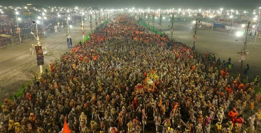 महाकुम्भ: अखाड़ों का अमृत स्नान, संतों व श्रद्धालुओं पर हेलीकाप्टर से पुष्पवर्षा
