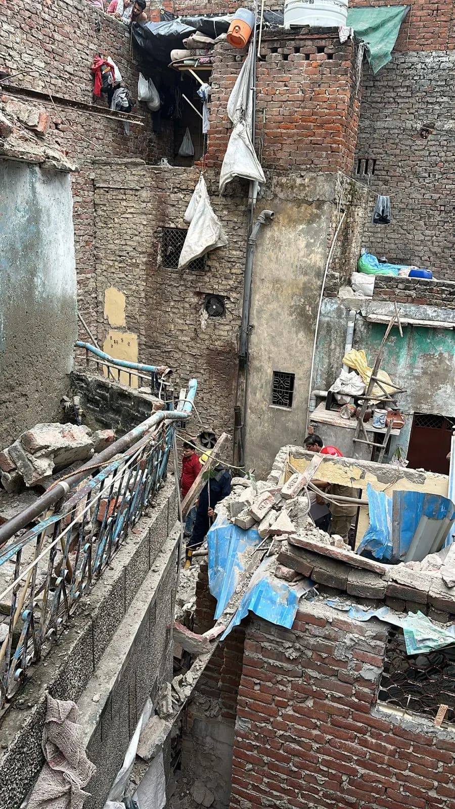 दिल्ली के बापा नगर में तीन मंजिला मकान का आधा हिस्सा गिरा, 12 घायल