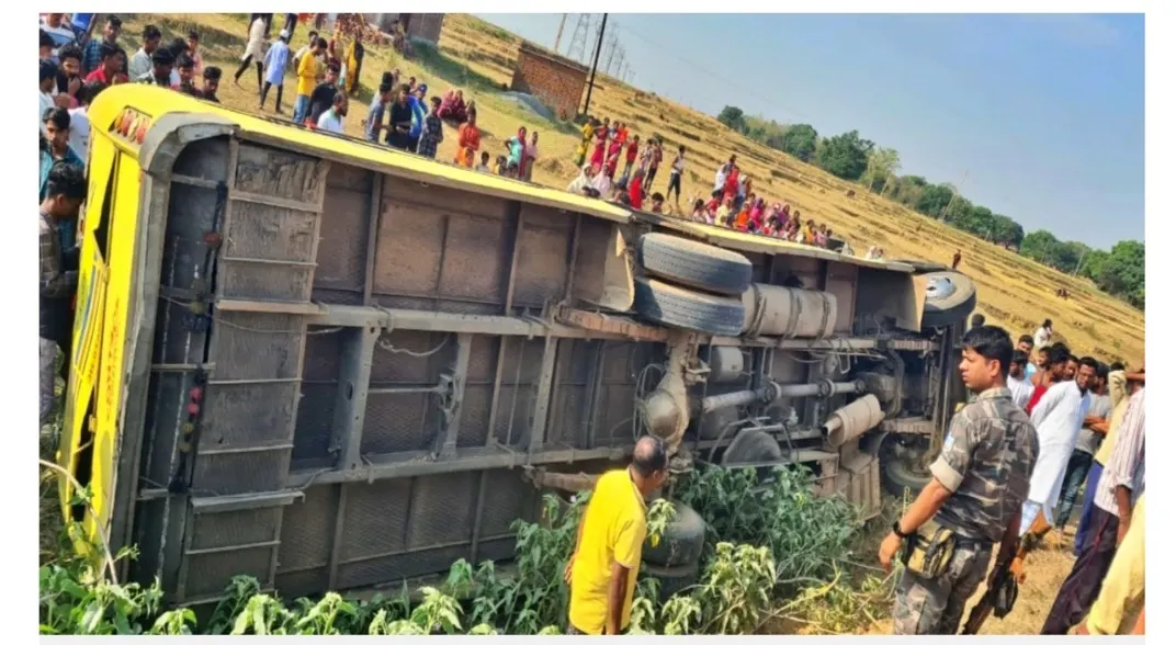 रांची के मांडर में स्कूल बस पलटी, एक दर्जन से अधिक बच्चे घायल
