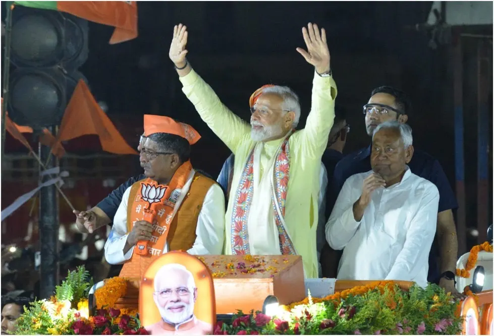 प्रधानमंत्री नरेंद्र मोदी के रोड शो में उमड़ा जनसैलाब - नीतीश,रविशंकर और सम्राट चौधरी भी दिखे साथ