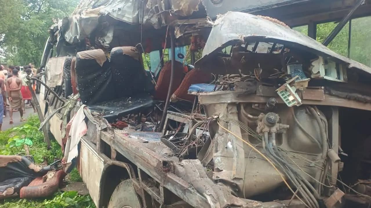 झारखंड के देवघर में बस और ट्रक की टक्कर, छह कांवड़ियों की मौत, 23 घायल