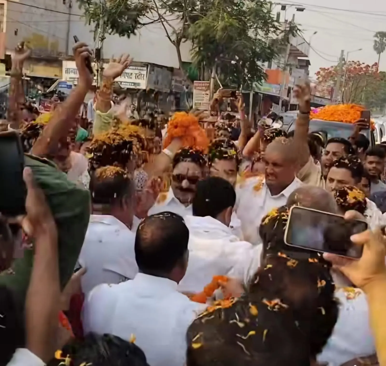 लोकसभा चुनाव के बीच बाहुबली अनंत सिंह बेउर जेल से निकले बाहर -बाढ़ में कार्यकर्ताओं ने जेसीबी से बरसाए फूल