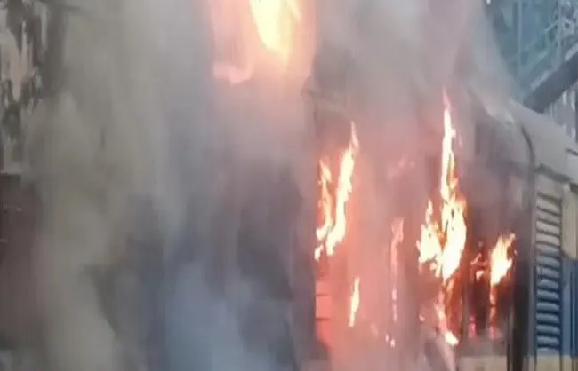 ईएमयू ट्रेन में लगी आग, जानमाल का नुकसान नहीं
