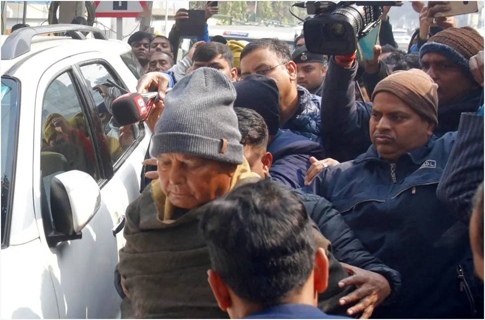 राजद अध्यक्ष लालू प्रसाद यादव से ईडी की पूछताछ लगातार आठ घंटे तक चली। ईडी कार्यालय के बाहर लालू समर्थकों व राजद कार्यकर्ताओं की भारी भीड़ लगी हुई है।
