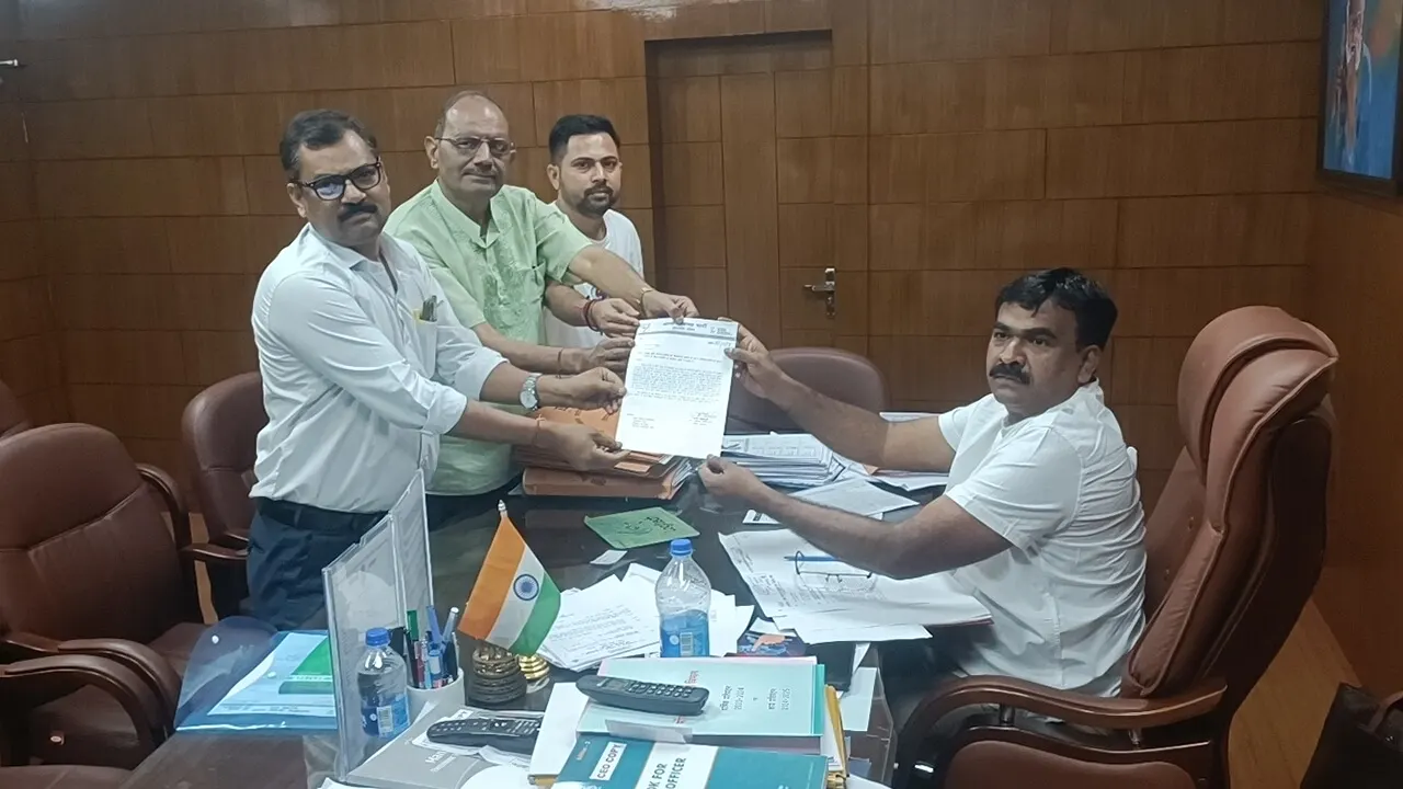 ख़ेलगांव को झामुमो ने बनाया हेलीकॉप्टर पार्किंग , भाजपा ने चुनाव आयोग से की शिकायत