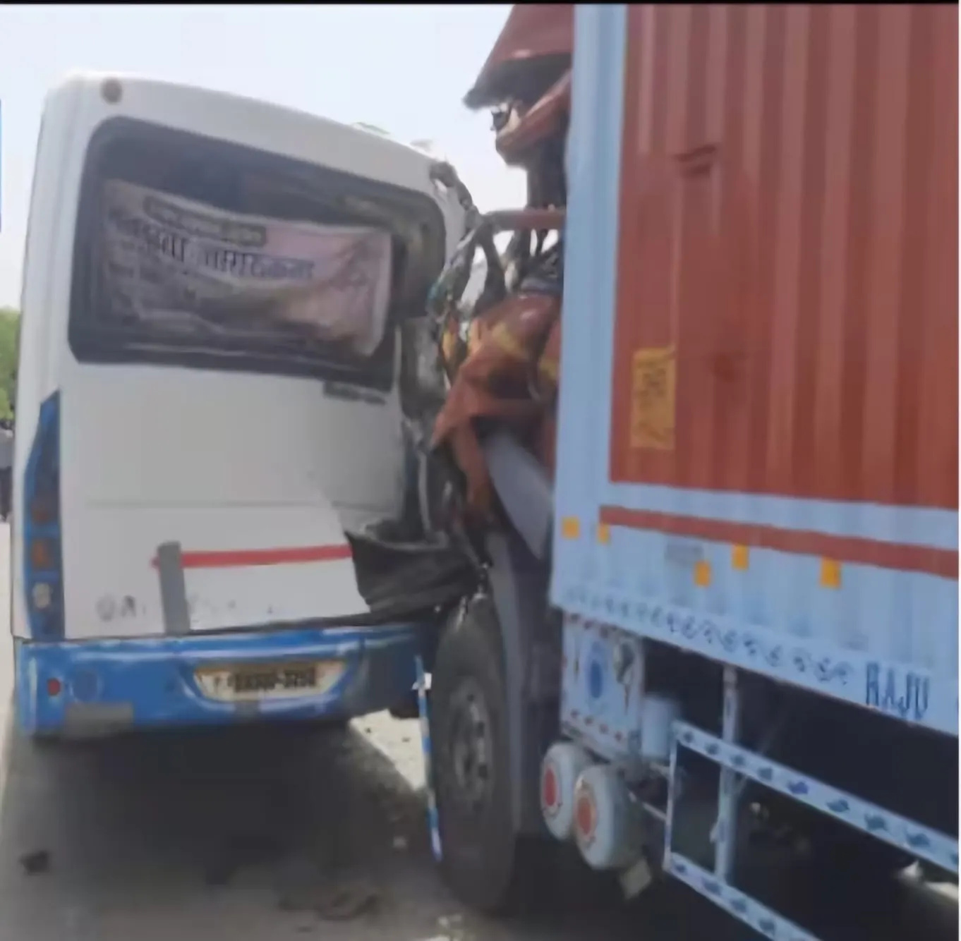 चुनावी ड्यूटी पर निकली पुलिस बस और ट्रक में हुई भीषण टक्कर -दो जवान की हुई मौत, कई घायल