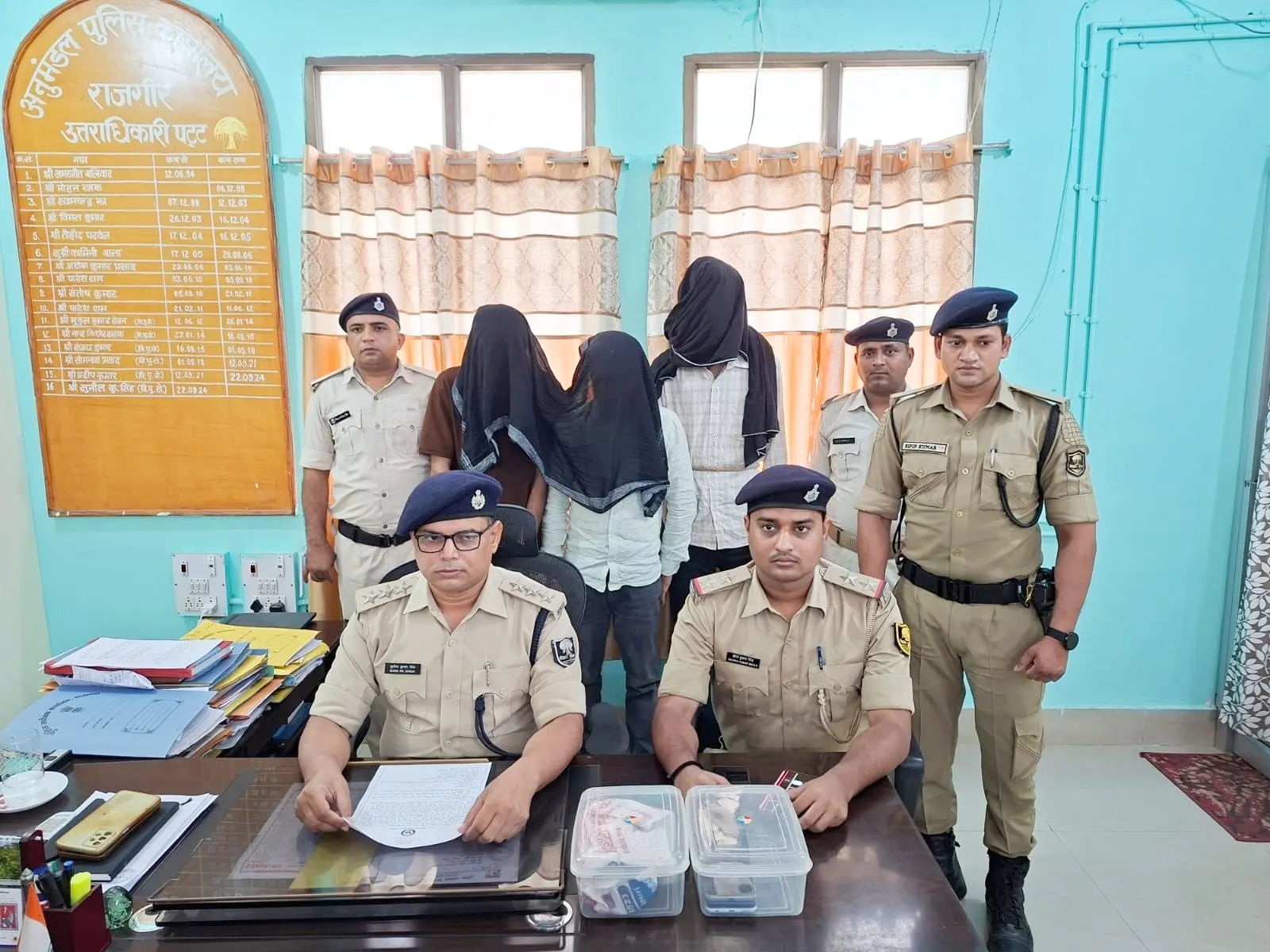 नीट में ‘सेटिंग-गेटिंग’ गिरोह का भंडाफोड़, 3 युवक गिरफ्तार, 2.95 लाख नकद व दो कार जब्त