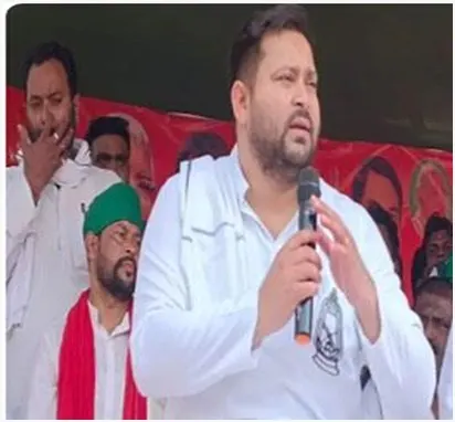 पीएम मोदी के रोड शो पर तेजस्वी का तंज,कहा- प्रधानमंत्री रोड पर लेकर आ गए हैं नौकरी का एजेंडा