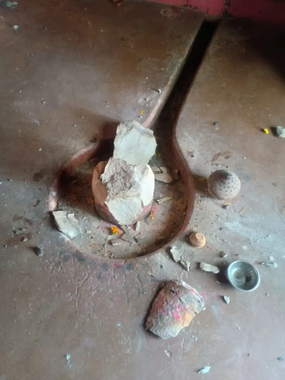 उन्नाव : तीन मंदिरों के शिवलिंग तोड़े जाने से तनाव का माहौल
