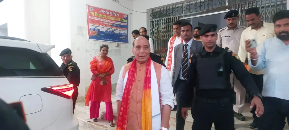 नहीं उड़ा रक्षामंत्री राजनाथ सिंह का हेलीकॉप्टर, सवा घंटे बैठे रहने के बाद सड़क मार्ग से वाराणसी रवाना