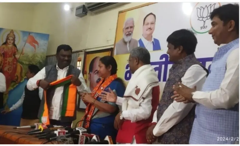 चुनाव से पहले कांग्रेस को बड़ा झटका,झारखंड के पूर्व सीएम मधु कोड़ा और सांसद गीता कोड़ा ने थामा बीजेपी का दामन
