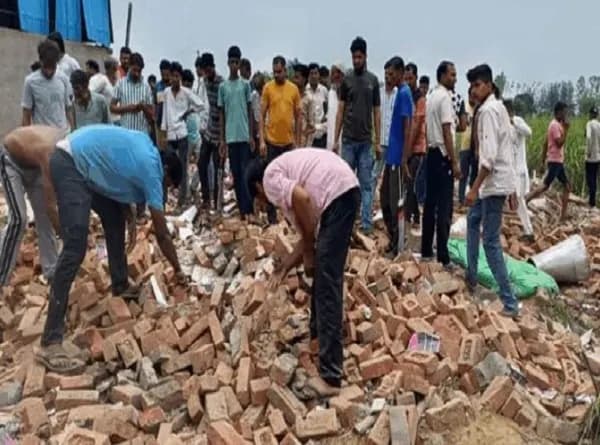उत्तर प्रदेश: अवैध पटाखा फैक्टरी में विस्फोट, चार महिलाओं की मौत, मलबे में कई दबे