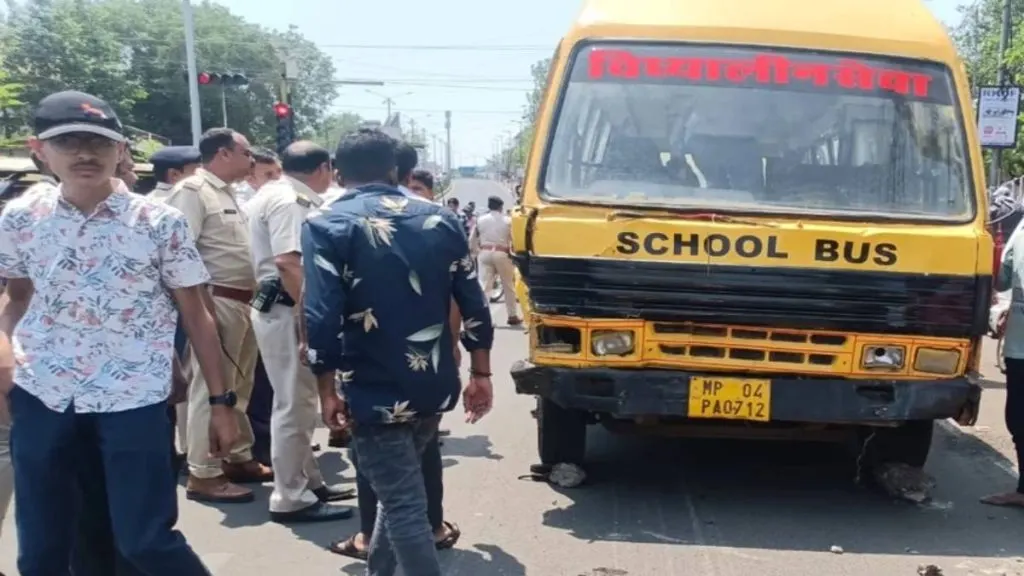 भाेपाल में रफ्तार का कहर, ब्रेक फेल हाेने के बाद बस ने 8 गाड़ियों को टक्कर मारी, एक की माैत