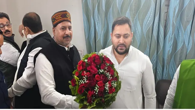 संवाद कार्यक्रम के तहत मुंगेर से खगड़िया पहुंचे तेजस्वी