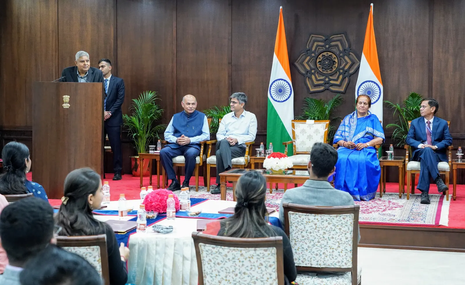 उपराष्ट्रपति ने चुनावों को प्रभावित करने के प्रयासों पर चिंता जाहिर की
