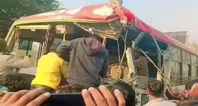 यूपी के शाहजहांपुर में सड़क हादसा, 12 लोगों के मौत की सूचना