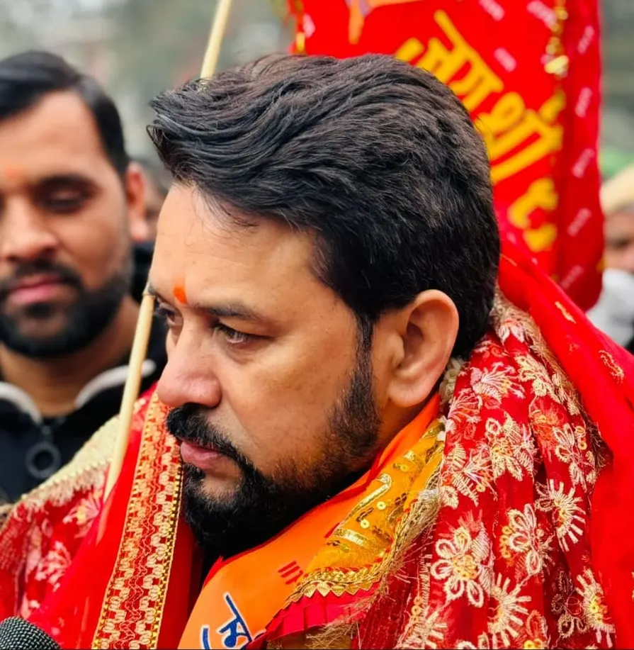 भाजपा के स्वच्छता अभियान के तहत अनुराग ठाकुर ने हनुमान मंदिर में की सफाई