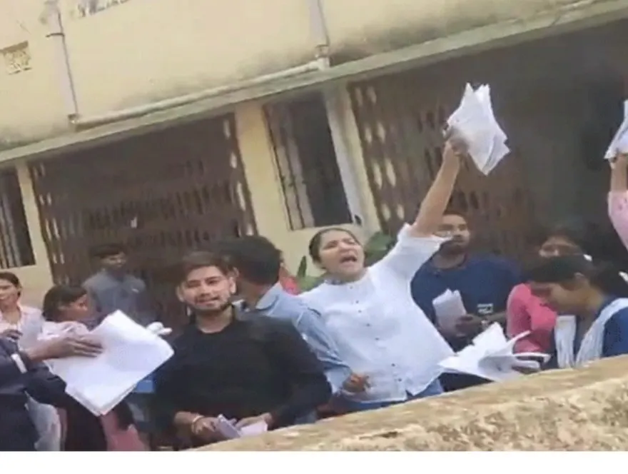 जेपीएससी सिविल सेवा परीक्षा केंद्र पर छात्रों का हंगामा, प्रश्न पत्र लीक करने का लगाया आरोप
