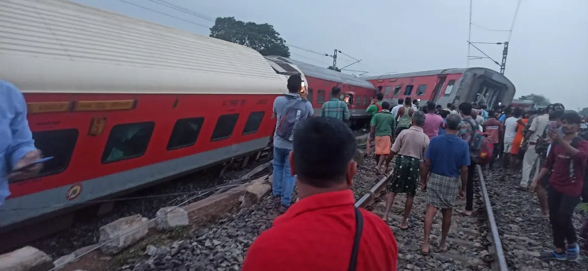 हावड़ा मुंबई मेल रेल हादसा में दो यात्रियों की मौत , 6 यात्री घायल