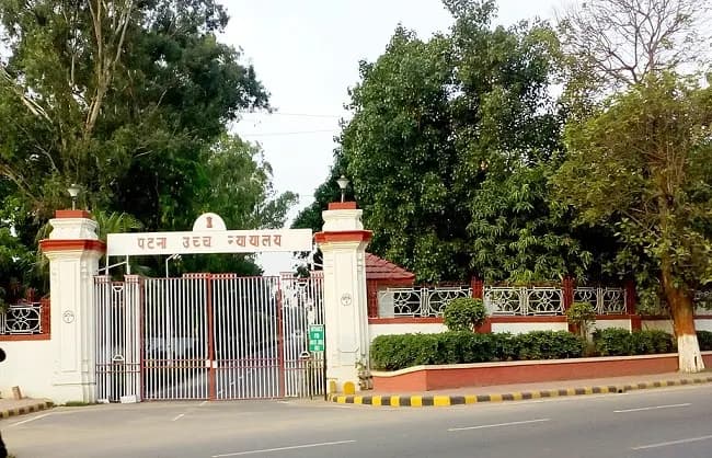 पटना हाई कोर्ट ने शिक्षकों के ट्रांसफर-पोस्टिंग पर लगाई रोक