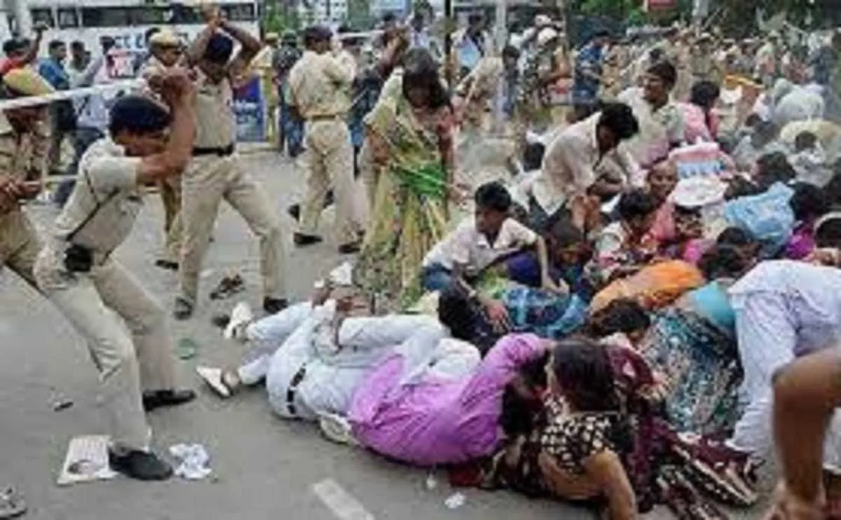 मुख्यमंत्री आवास का घेराव करने पटना पहुंचे अतिथि शिक्षकों पर लाठीचार्ज, कई घायल