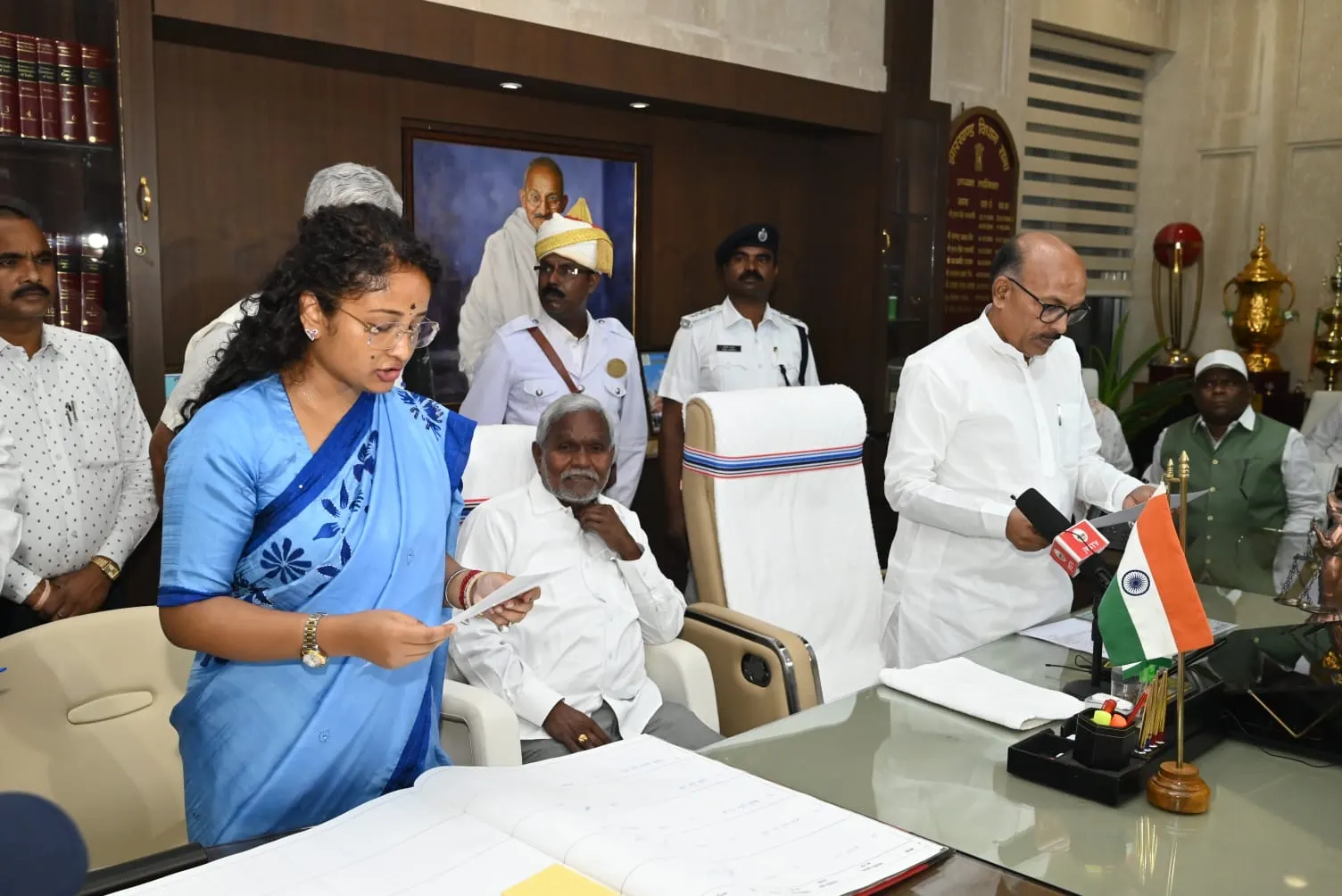 गांडेय से नवनिर्वाचित विधायक कल्पना सोरेन ने ली पद एवं गोपनीयता की शपथ,सीएम रहे मौजूद