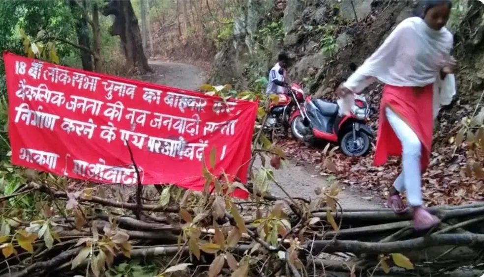 सारंडा में नक्सलियों ने सड़क पर पेड़ गिराकर वोट बहिष्कार का लगाया बैनर
