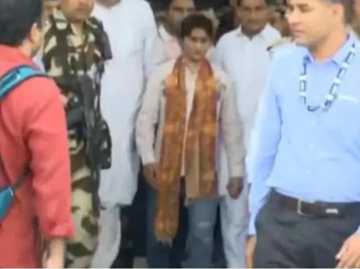 विनेश फोगाट की भारत वापसी, दिल्ली एयरपोर्ट से बाहर निकलते ही रोने लगीं पहलवान