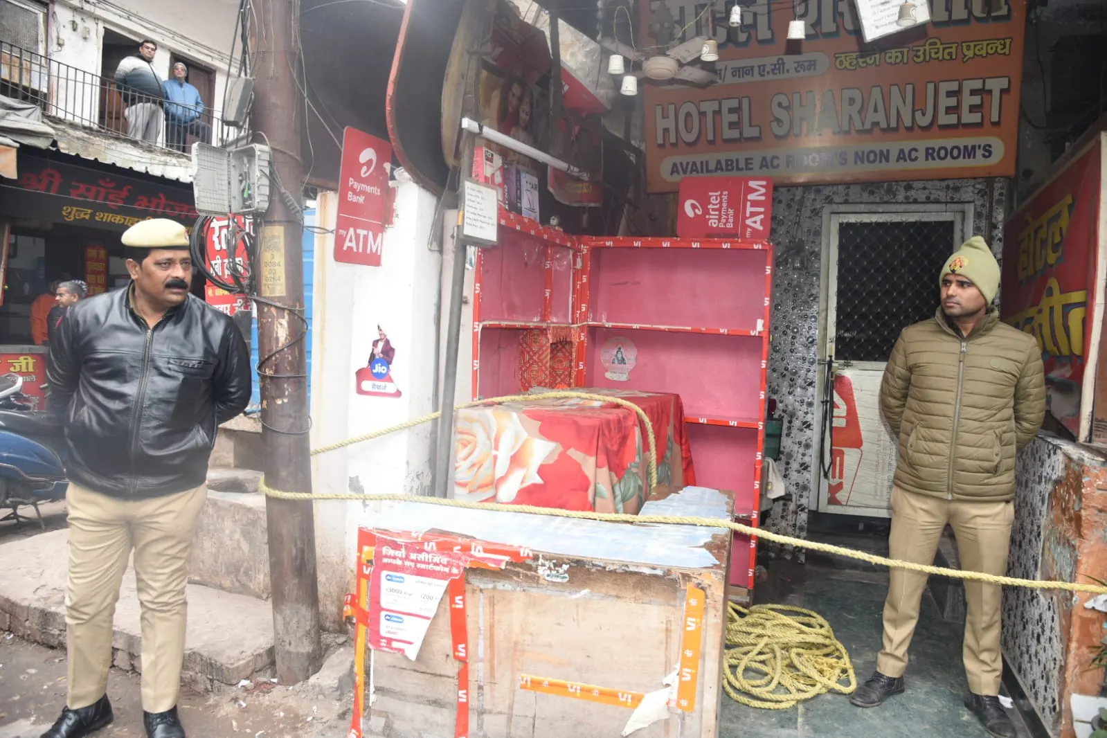 लखनऊ के होटल में आगरा के युवक ने पिता के साथ मिलकर की मां व चार बहनों की हत्या