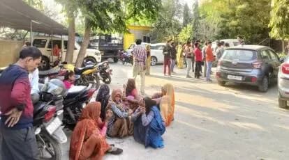 मजदूरों से भरी गाड़ी पलटने से 40 से ज्यादा लोग घायल ,तीन गंभीर