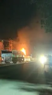 रांची कांटा टोली चौक के समीप ट्रक में लगी आग