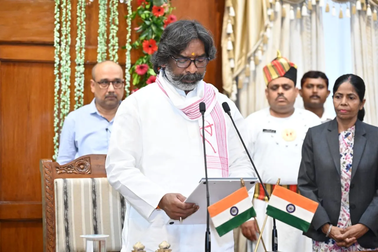जेल से रिहाई के बाद हेमंत सोरेन फिर बने झारखंड के मुख्यमंत्री, राजभवन में ली शपथ