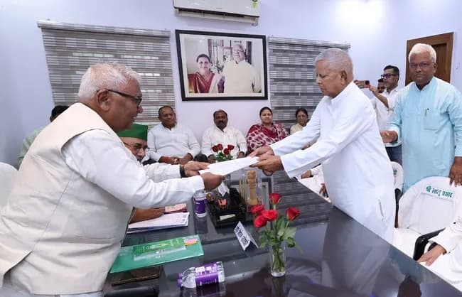 लालू प्रसाद यादव ने राजद के राष्ट्रीय अध्यक्ष पद के लिए किया नामांकन
