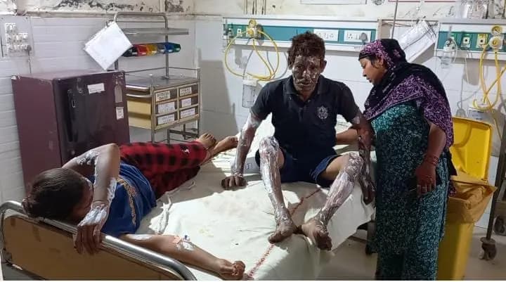 पलवल: सोते हुए लोगों के घर में लगी आग, मकान की छत भी गिरी