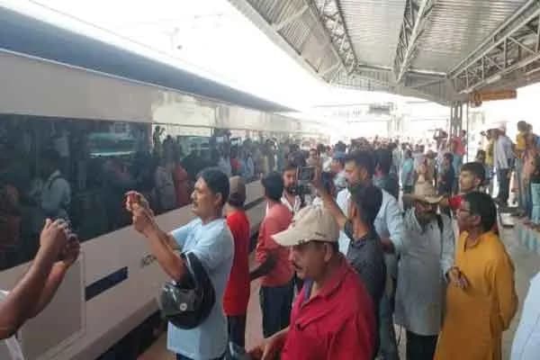 पहली बार पटना से रांची पहुंची वंदे भारत एक्सप्रेस, हुआ जोरदार स्वागत