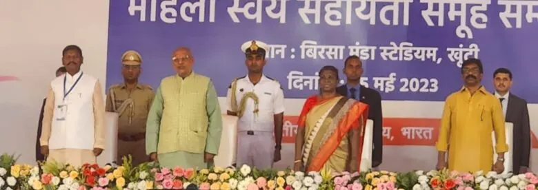 झारखंड के खूंटी पहुंचीं राष्ट्रपति, महिला समूह के उत्पादों का किया अवलोकन