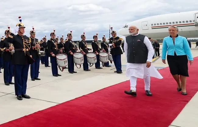 पेरिस पहुंचे भारतीय प्रधानमंत्री नरेन्द्र मोदी, फ्रांसीसी प्रधानमंत्री ने की अगवानी