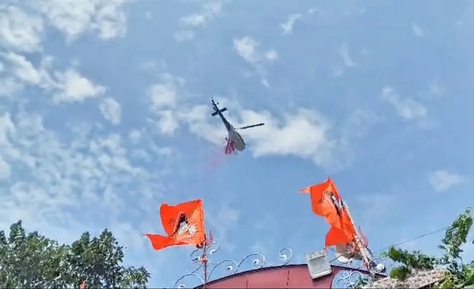 हर-हर महादेव के जयघोष के बीच गोरखनाथ धाम में हेलीकॉप्टर से पुष्पवर्षा