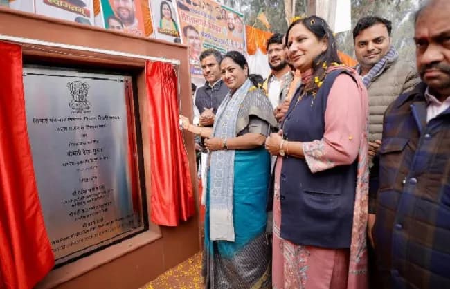मुख्यमंत्री रेखा गुप्ता ने उत्तम नगर में अटल गार्डन विकास कार्यों की रखी नींव