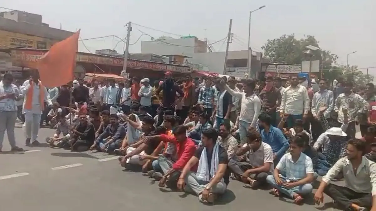 लव जिहाद के बाद गांव में तनाव, गुस्साए ग्रामीणाें ने किया नेशनल हाईवे पर चक्काजाम, आरोपियों के घरों में बुलडोजर चलाने की मांग