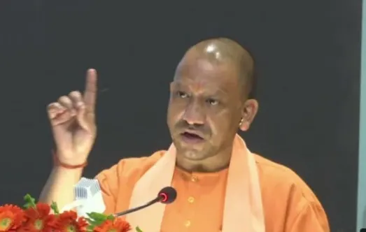 आपदा प्रभावित जिलों में अधिकारी भ्रमण करें और राहत कार्य पर नजर रखें : मुख्यमंत्री योगी
