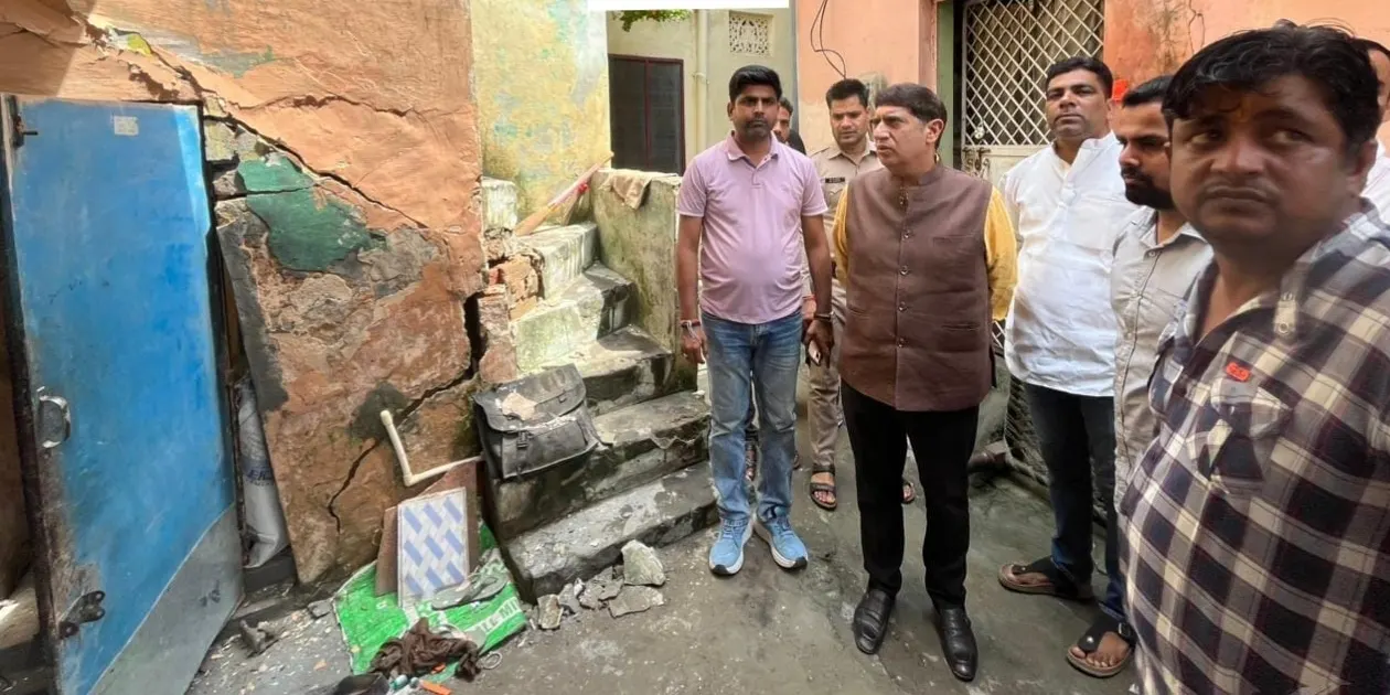 गणेशपुर में मकानों की दरारों से बढ़ी दहशत, कैबिनेट मंत्री ने मौके पर पहुंचकर हालात का लिया जायजा
